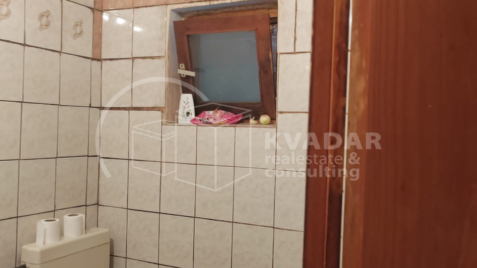 SISAK,CENTAR,KUĆA SA 2 DVORIŠNE ZGRADE I DVORIŠTEM.