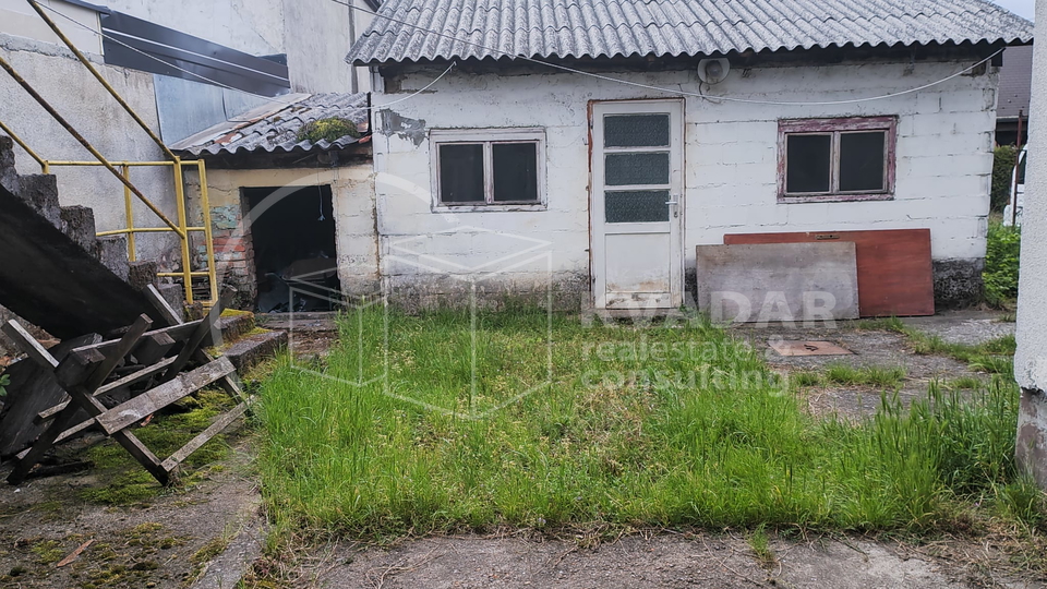 SISAK,CENTAR,KUĆA SA 2 DVORIŠNE ZGRADE I DVORIŠTEM.