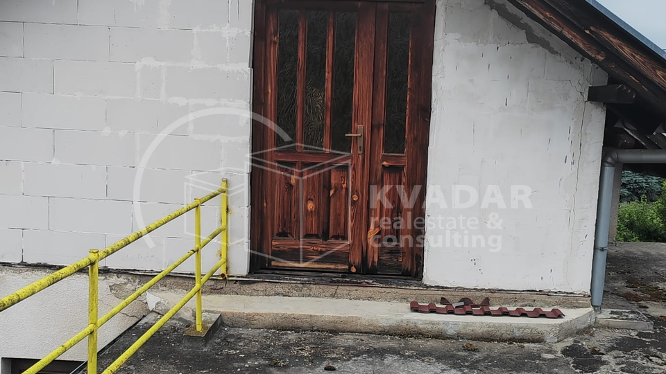 SISAK,CENTAR,KUĆA SA 2 DVORIŠNE ZGRADE I DVORIŠTEM.