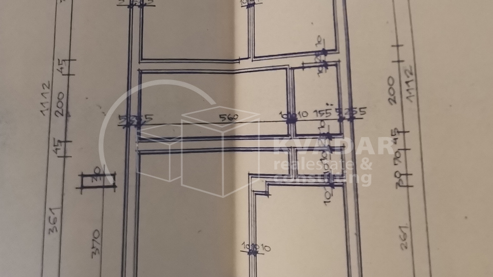 SISAK,CENTAR,KUĆA SA 2 DVORIŠNE ZGRADE I DVORIŠTEM.