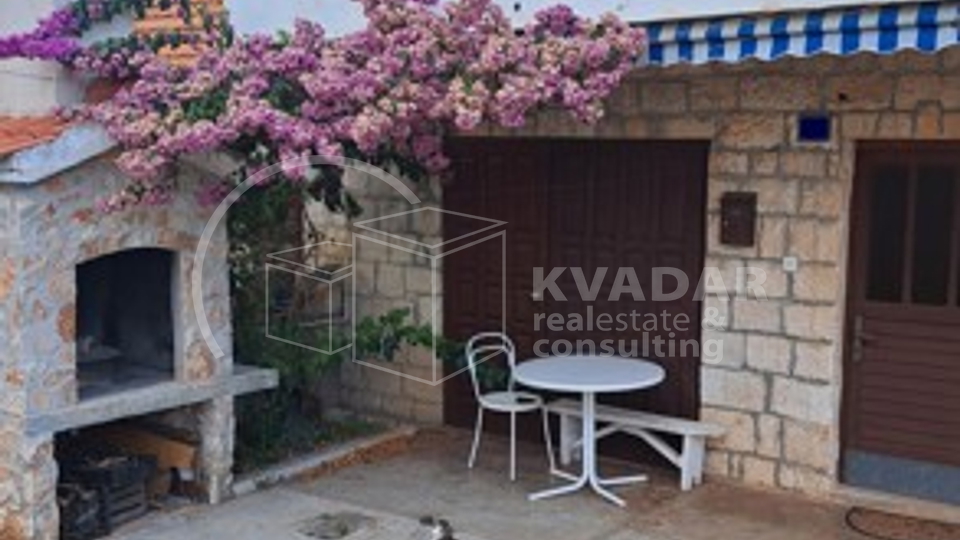 Terraced house, 2 floors, garage, yard - Okrug Gornji - center