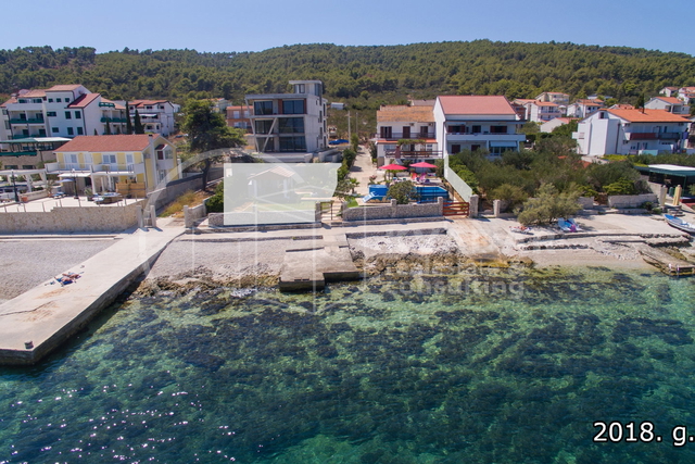 House with a large garden and swimming pool - first row to the sea - SLATINE - island Čiovo