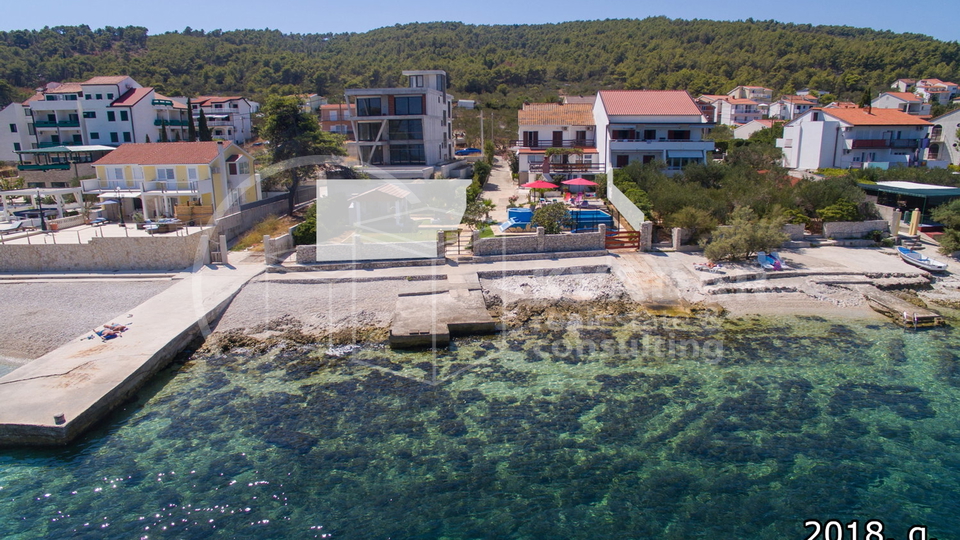 Kuća sa velikom okućnicom i bazenom - prvi red do mora - SLATINE - otok Čiovo