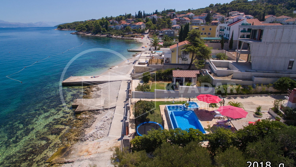 House with a large garden and swimming pool - first row to the sea - SLATINE - island Čiovo