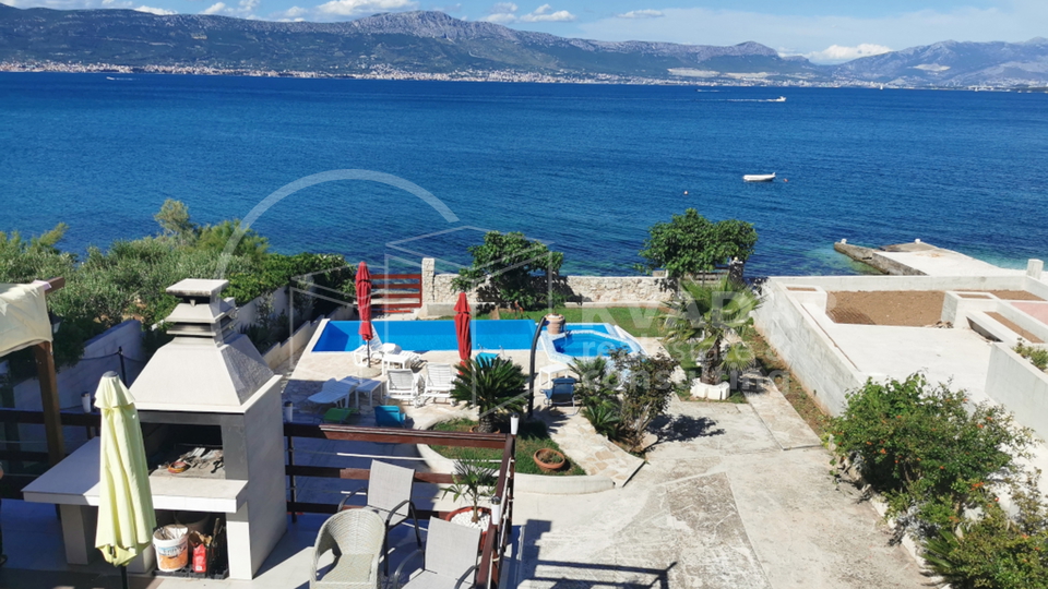 House with a large garden and swimming pool - first row to the sea - SLATINE - island Čiovo