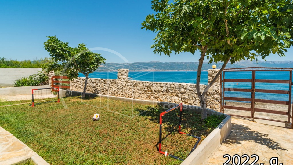 House with a large garden and swimming pool - first row to the sea - SLATINE - island Čiovo