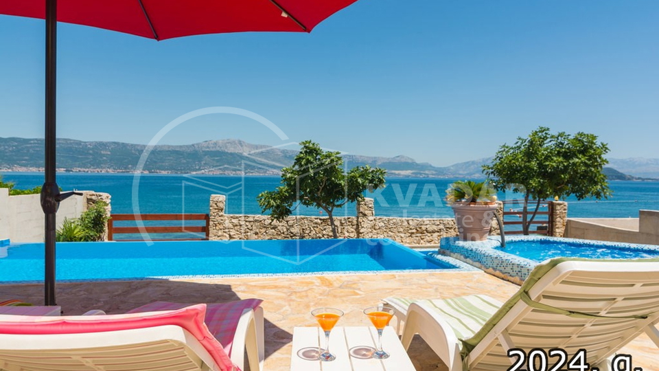 House with a large garden and swimming pool - first row to the sea - SLATINE - island Čiovo