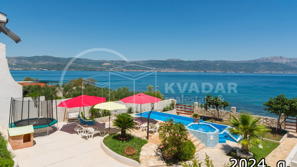 House with a large garden and swimming pool - first row to the sea - SLATINE - island Čiovo