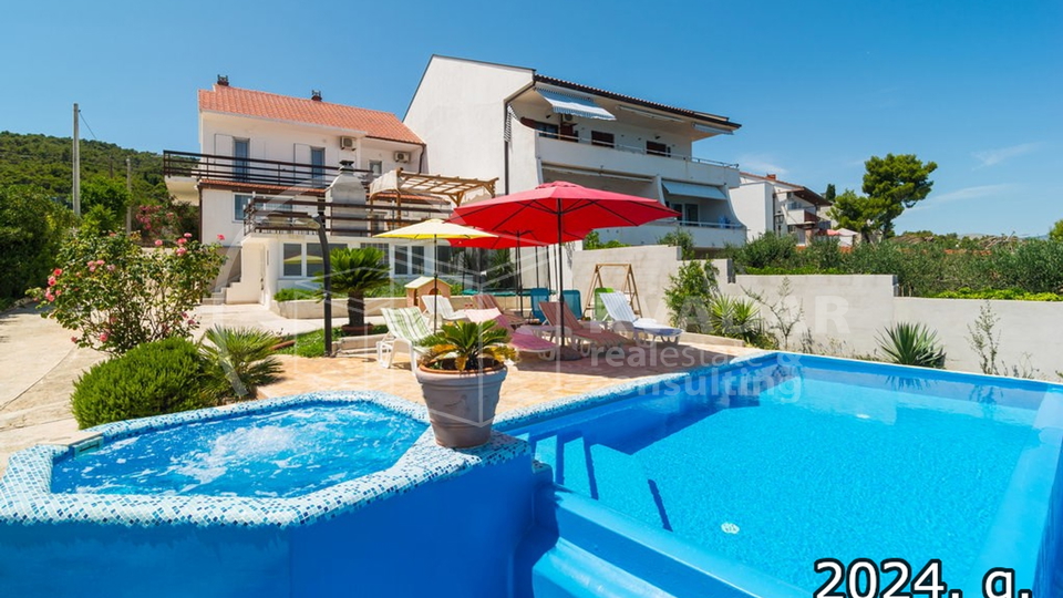 House with a large garden and swimming pool - first row to the sea - SLATINE - island Čiovo