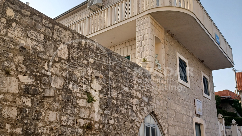Brač/Gornji Humac/Stone house on 3 floors, 2 comfortable apartments and business catering space!