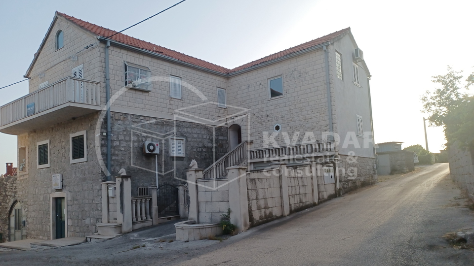 Brač/Gornji Humac/Stone house on 3 floors, 2 comfortable apartments and business catering space!
