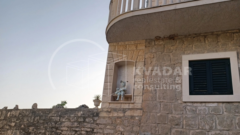 Brač/Gornji Humac/Stone house on 3 floors, 2 comfortable apartments and business catering space!