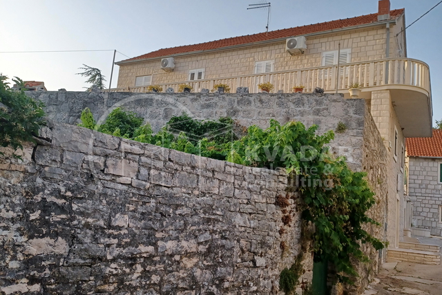 Brač/Gornji Humac/Stone house on 3 floors, 2 comfortable apartments and business catering space!