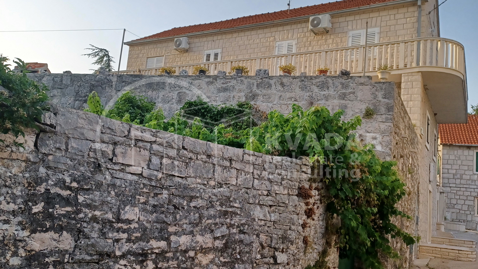 Brač/Gornji Humac/Stone house on 3 floors, 2 comfortable apartments and business catering space!
