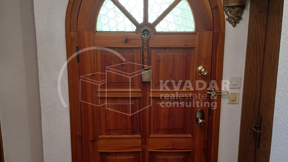 Brač/Gornji Humac/Stone house on 3 floors, 2 comfortable apartments and business catering space!