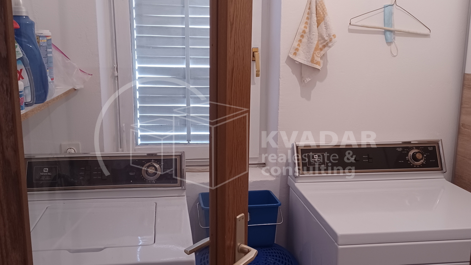 Brač/Gornji Humac/Stone house on 3 floors, 2 comfortable apartments and business catering space!