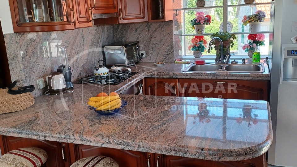 Brač/Gornji Humac/Stone house on 3 floors, 2 comfortable apartments and business catering space!