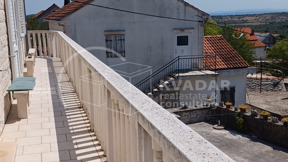 Brač/Gornji Humac/Stone house on 3 floors, 2 comfortable apartments and business catering space!