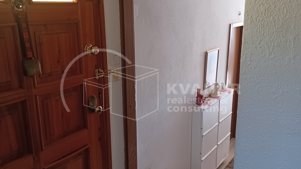 Brač/Gornji Humac/Stone house on 3 floors, 2 comfortable apartments and business catering space!