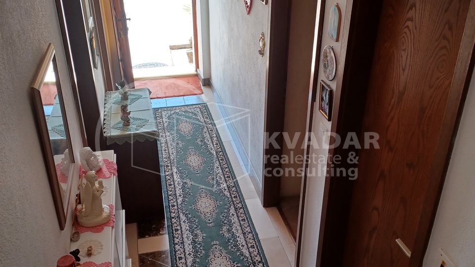 Brač/Gornji Humac/Stone house on 3 floors, 2 comfortable apartments and business catering space!