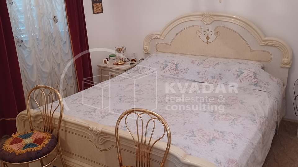 Brač/Gornji Humac/Stone house on 3 floors, 2 comfortable apartments and business catering space!