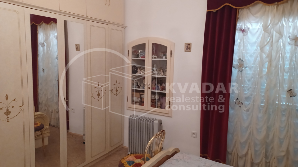 Brač/Gornji Humac/Stone house on 3 floors, 2 comfortable apartments and business catering space!