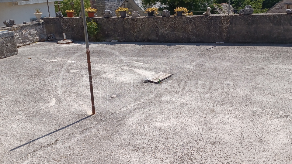 Brač/Gornji Humac/Stone house on 3 floors, 2 comfortable apartments and business catering space!