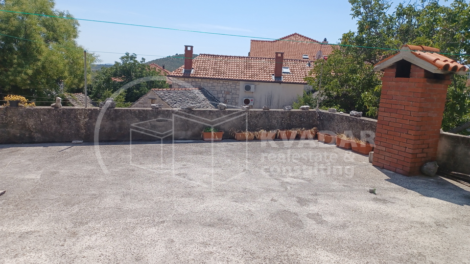 Brač/Gornji Humac/Stone house on 3 floors, 2 comfortable apartments and business catering space!