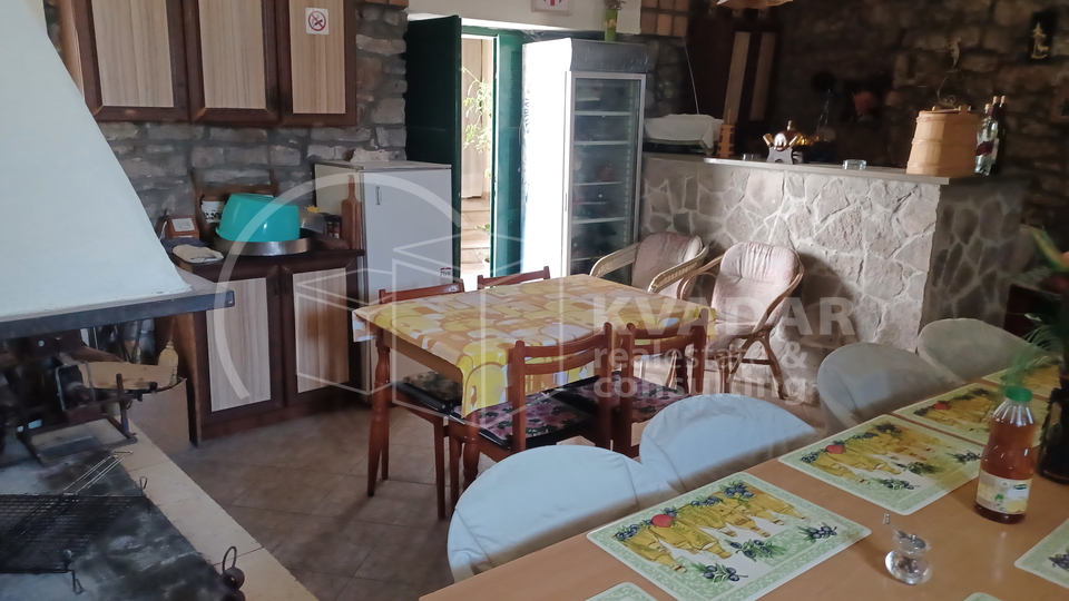 Brač/Gornji Humac/Stone house on 3 floors, 2 comfortable apartments and business catering space!