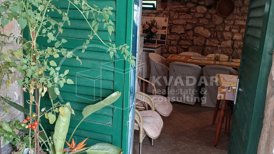 Brač/Gornji Humac/Stone house on 3 floors, 2 comfortable apartments and business catering space!