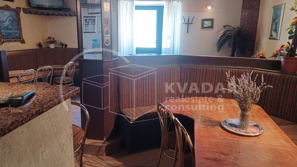 Brač/Gornji Humac/Stone house on 3 floors, 2 comfortable apartments and business catering space!