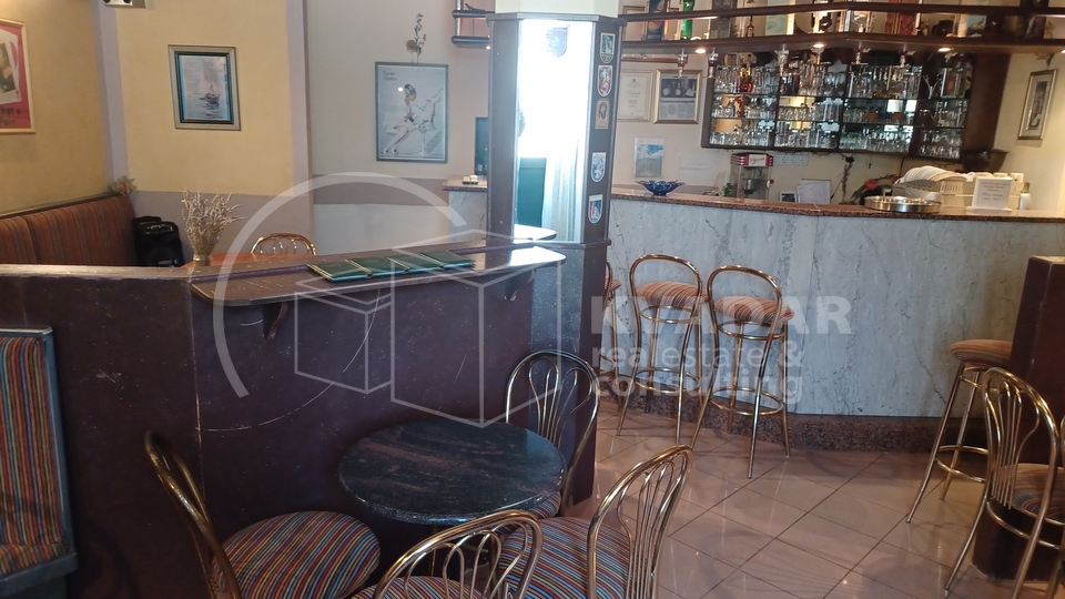 Brač/Gornji Humac/Stone house on 3 floors, 2 comfortable apartments and business catering space!