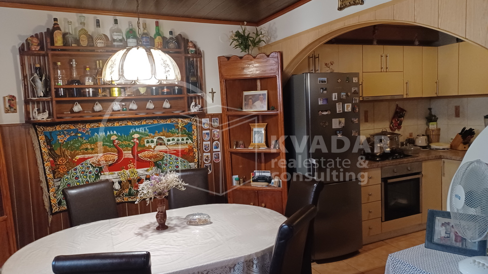 Brač/Gornji Humac/Stone house on 3 floors, 2 comfortable apartments and business catering space!