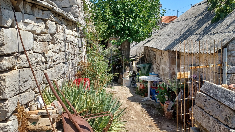Brač/Gornji Humac/Stone house on 3 floors, 2 comfortable apartments and business catering space!