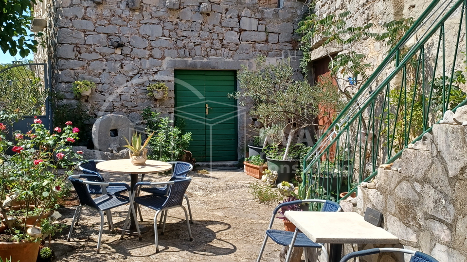 Brač/Gornji Humac/Stone house on 3 floors, 2 comfortable apartments and business catering space!