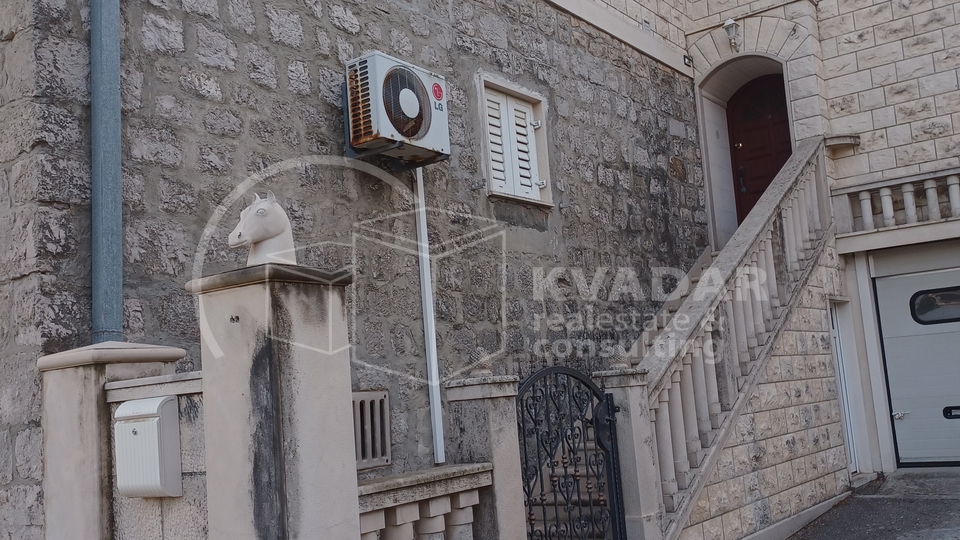 Novorenoviran, potpuno opremljen stan u kamenoj kući u centru Gornjeg Humca - otok Brač