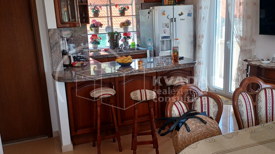 Novorenoviran, potpuno opremljen stan u kamenoj kući u centru Gornjeg Humca - otok Brač