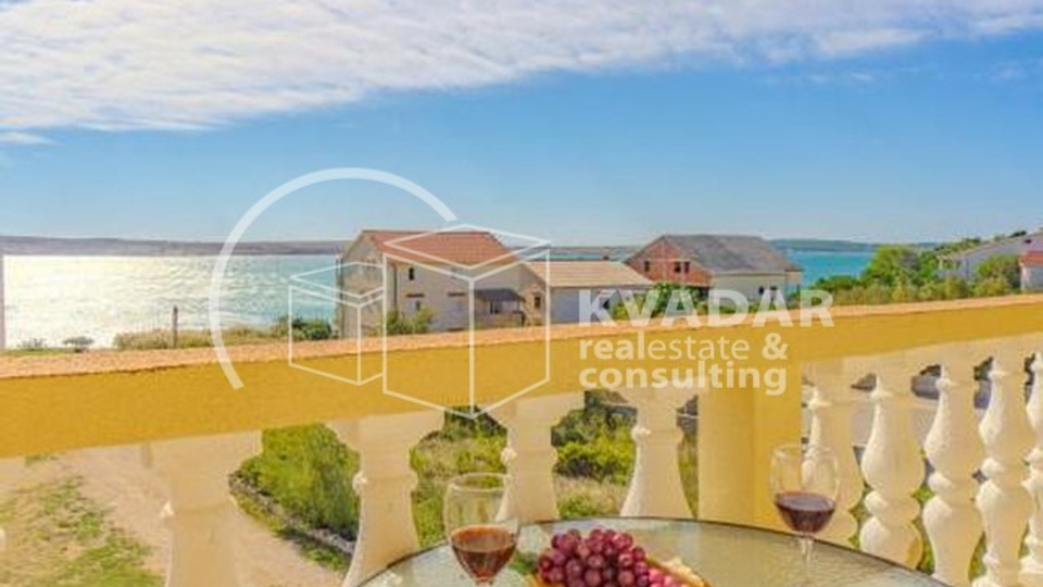 SUPER PRILIKA!NOVALJA,ZRČE,3-SOBAN.APARTMAN(90,90 m2),30 m OD PLAŽE,SA PANORAMSKIM POGLEDOM