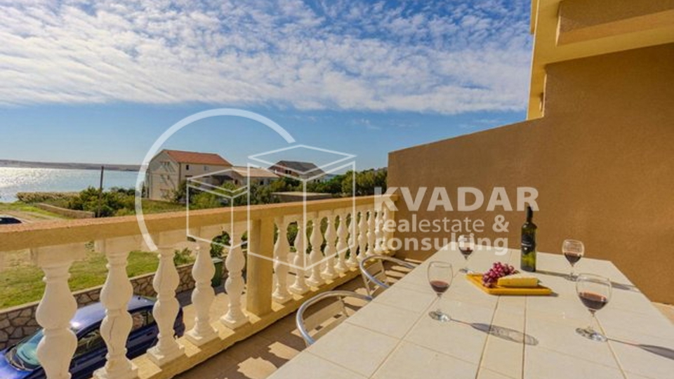 SUPER PRILIKA!NOVALJA,ZRČE,3-SOBAN.APARTMAN(90,90 m2),30 m OD PLAŽE,SA PANORAMSKIM POGLEDOM