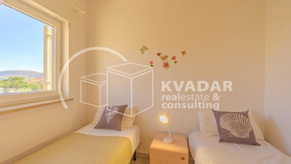 SUPER PRILIKA!NOVALJA,ZRČE,3-SOBAN.APARTMAN(90,90 m2),30 m OD PLAŽE,SA PANORAMSKIM POGLEDOM