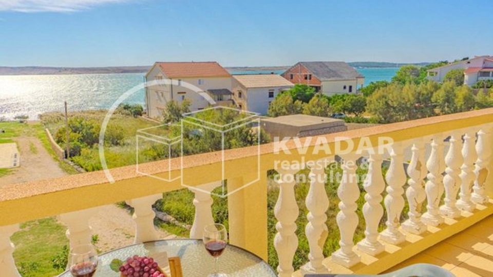 SUPER PRILIKA!NOVALJA,ZRČE,3-SOBAN.APARTMAN(90,90 m2),30 m OD PLAŽE,SA PANORAMSKIM POGLEDOM
