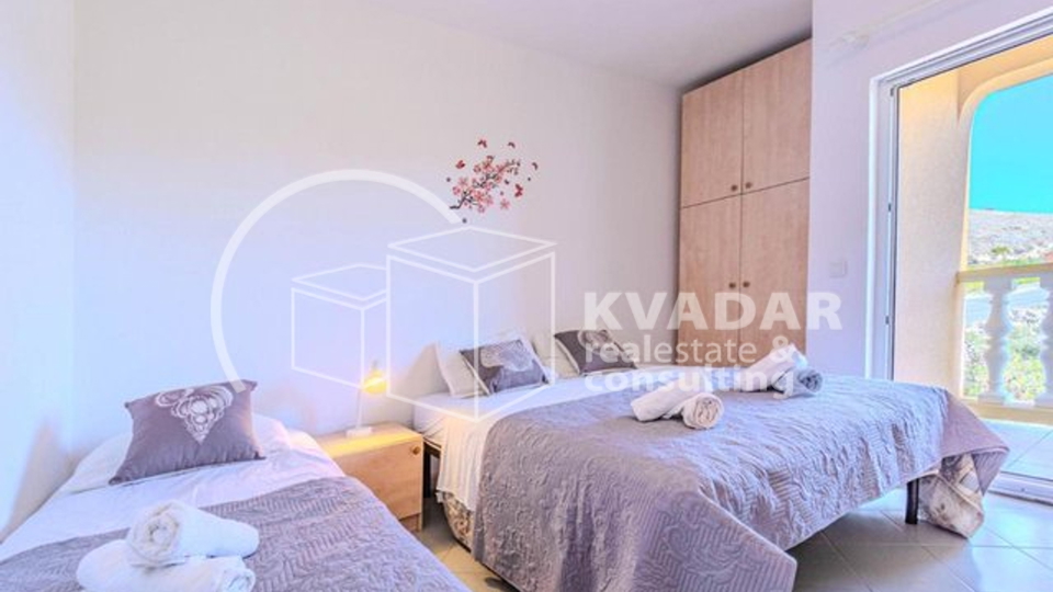SUPER PRILIKA!NOVALJA,ZRČE,3-SOBAN.APARTMAN(90,90 m2),30 m OD PLAŽE,SA PANORAMSKIM POGLEDOM