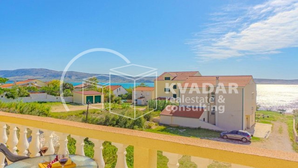 SUPER PRILIKA!NOVALJA,ZRČE,3-SOBAN.APARTMAN(90,90 m2),30 m OD PLAŽE,SA PANORAMSKIM POGLEDOM