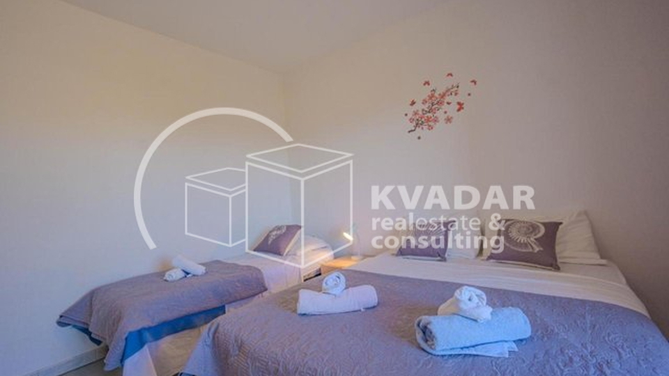 SUPER PRILIKA!NOVALJA,ZRČE,3-SOBAN.APARTMAN(90,90 m2),30 m OD PLAŽE,SA PANORAMSKIM POGLEDOM