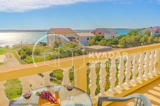 SUPER PRILIKA!NOVALJA,ZRČE,3-SOBAN.APARTMAN(90,90 m2),30 m OD PLAŽE,SA PANORAMSKIM POGLEDOM