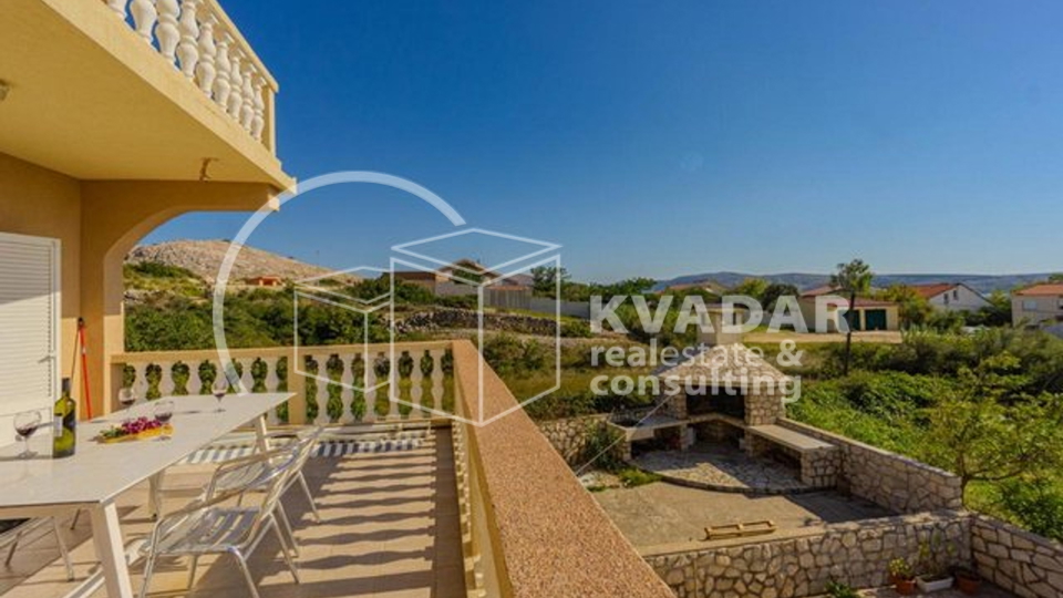 SUPER PRILIKA!NOVALJA,ZRČE,3-SOBAN.APARTMAN(90,90 m2),30 m OD PLAŽE,SA PANORAMSKIM POGLEDOM