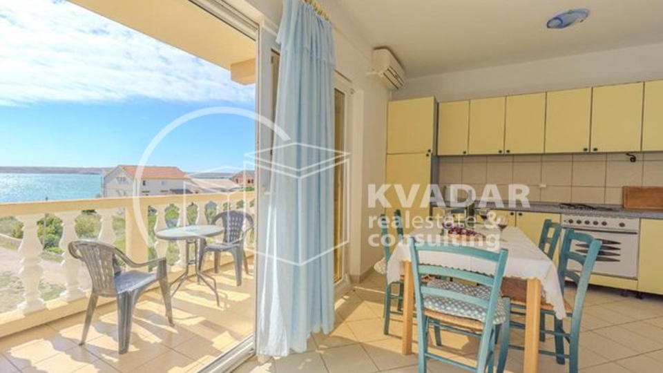 SUPER PRILIKA!NOVALJA,ZRČE,3-SOBAN.APARTMAN(90,90 m2),30 m OD PLAŽE,SA PANORAMSKIM POGLEDOM