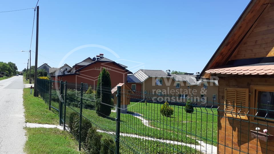 GORNJI HRASTOVAC (nedaleko Sunje), 4 STAMBENA OBJEKTA, NA POSJEDU OD 37.335m2