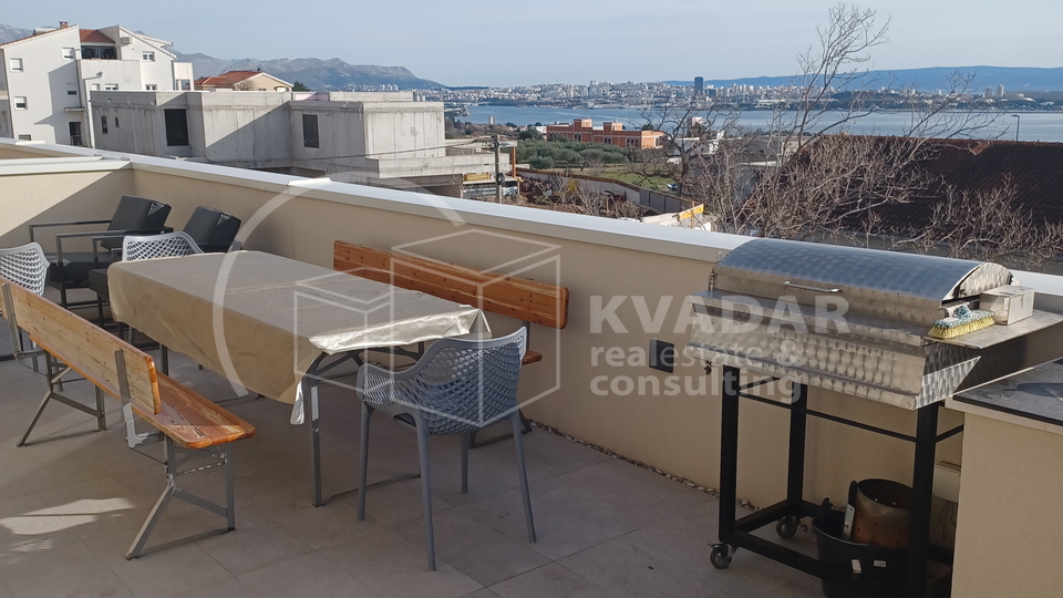 Prostrana garsonjera - Penthouse - veličanstven pogled - Kaštel Gomilica