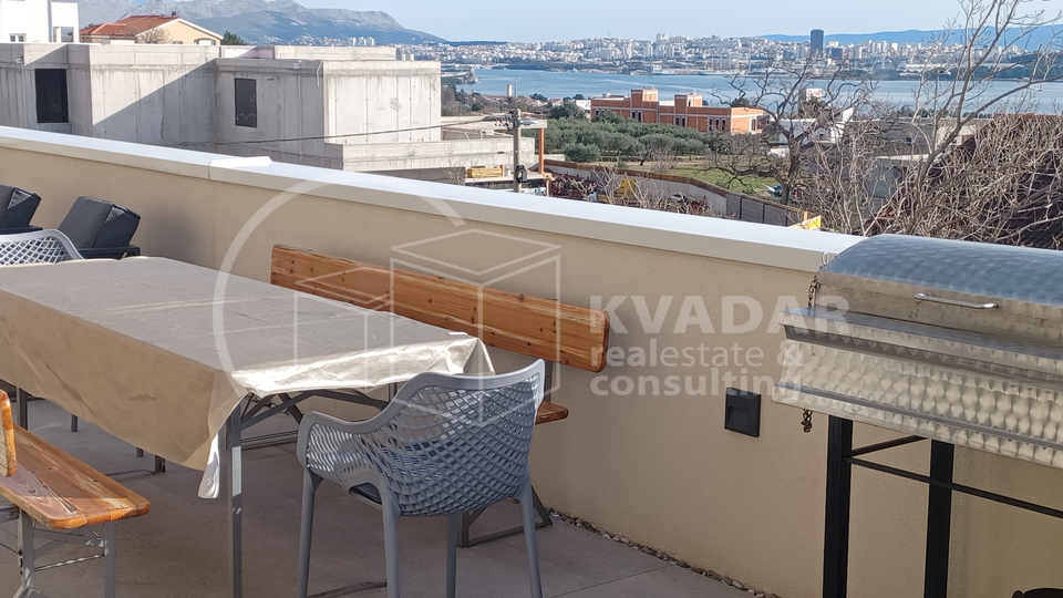 Prostrana garsonjera - Penthouse - veličanstven pogled - Kaštel Gomilica